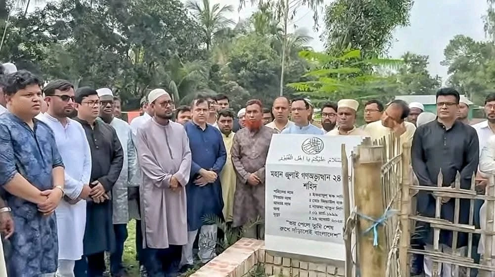 শহীদ সাজিদের কবর জিয়ারত করলেন নবনিযুক্ত জবি উপাচার্য