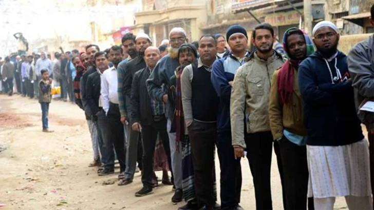 ভোটগ্রহণ চলছে, কেন্দ্রে ভোটারদের দীর্ঘ লাইন দেখা যাচ্ছে