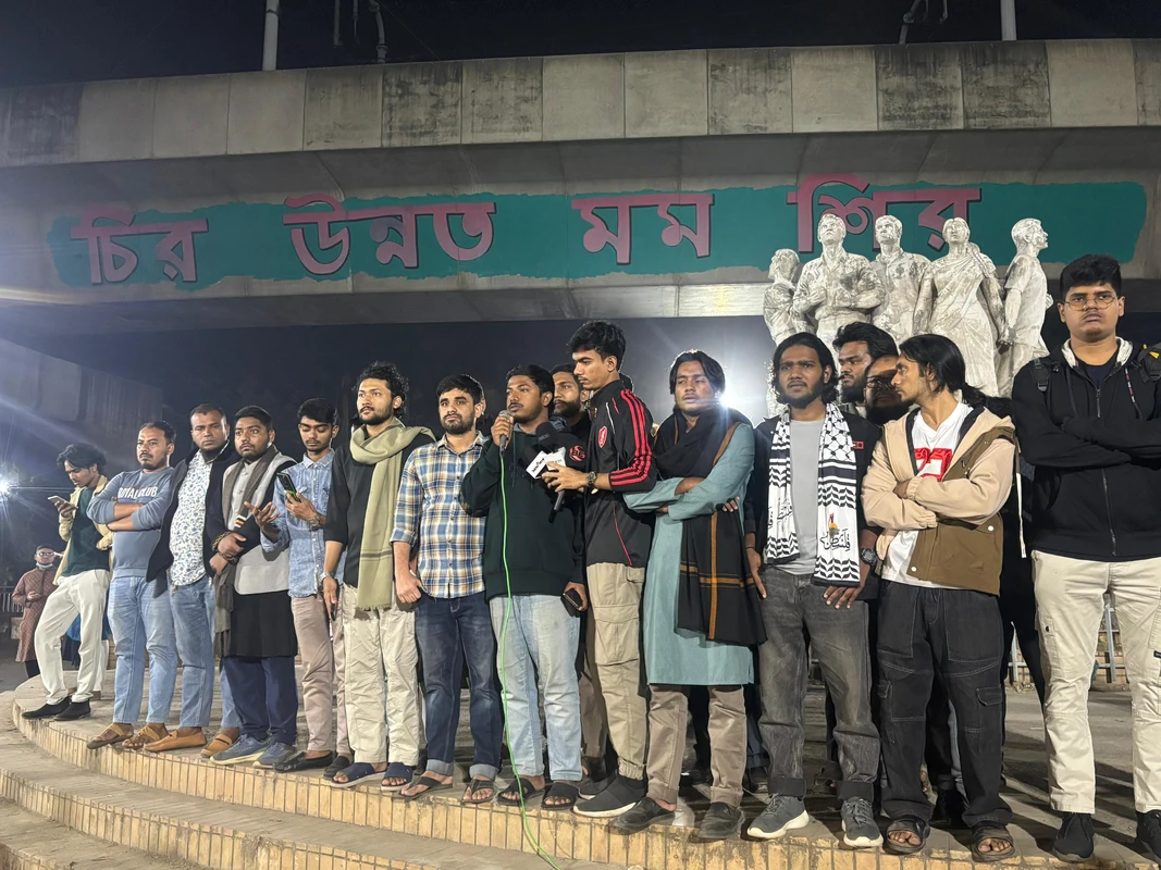 ওসমান হাদিকে হত্যাচেষ্টার প্রতিবাদে ঢাবিতে বিক্ষোভ