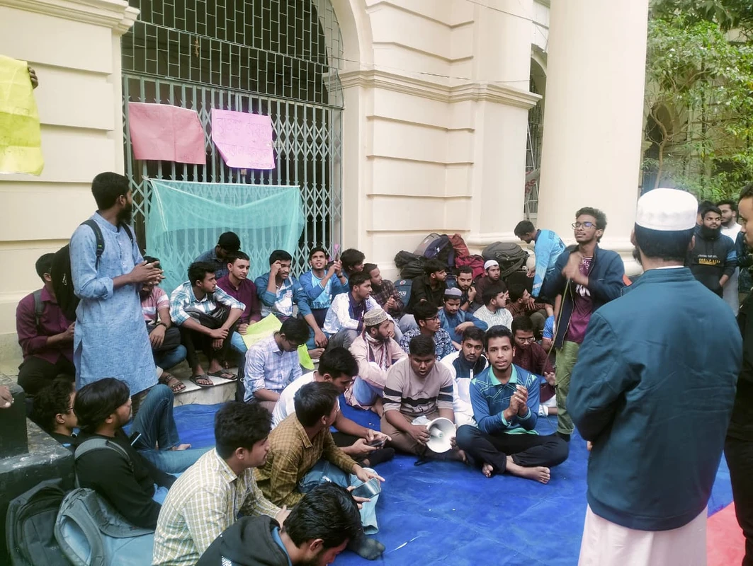 আবাসন বৃত্তিসহ ৩ দফা দাবিতে জবি আস সুন্নাহ হল শিক্ষার্থীদের ভিসি ভবন ব্লকেড