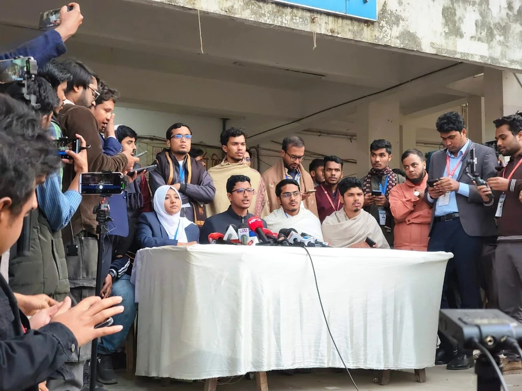 ওএমআর মেশিনে ত্রুটিতে জকসু ভোট গণনা স্থগিত, প্রার্থীদের সঙ্গে বৈঠকে নির্বাচন কমিশন