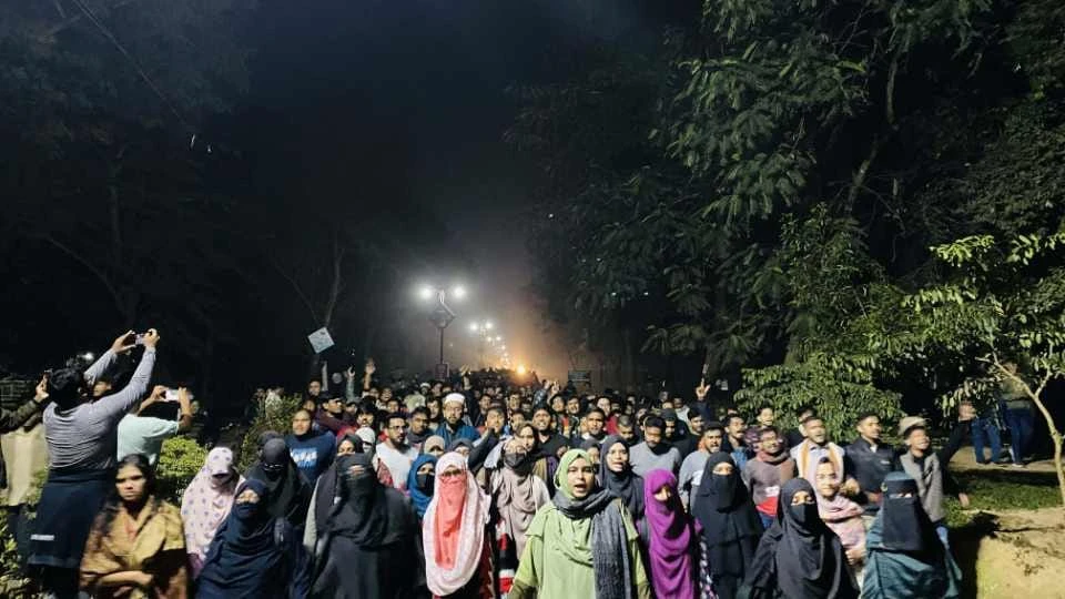 শহীদ শরীফ ওসমান হাদির মৃত্যুতে জাবিতে প্রতিবাদ মিছিল ও সমাবেশ