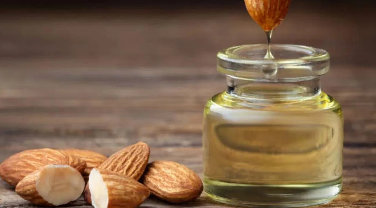রাতে ঘুমানোর আগে আমন্ড অয়েল! ৭ দিনেই ত্বকে আসবে কাঁচের মতো উজ্জ্বলতা