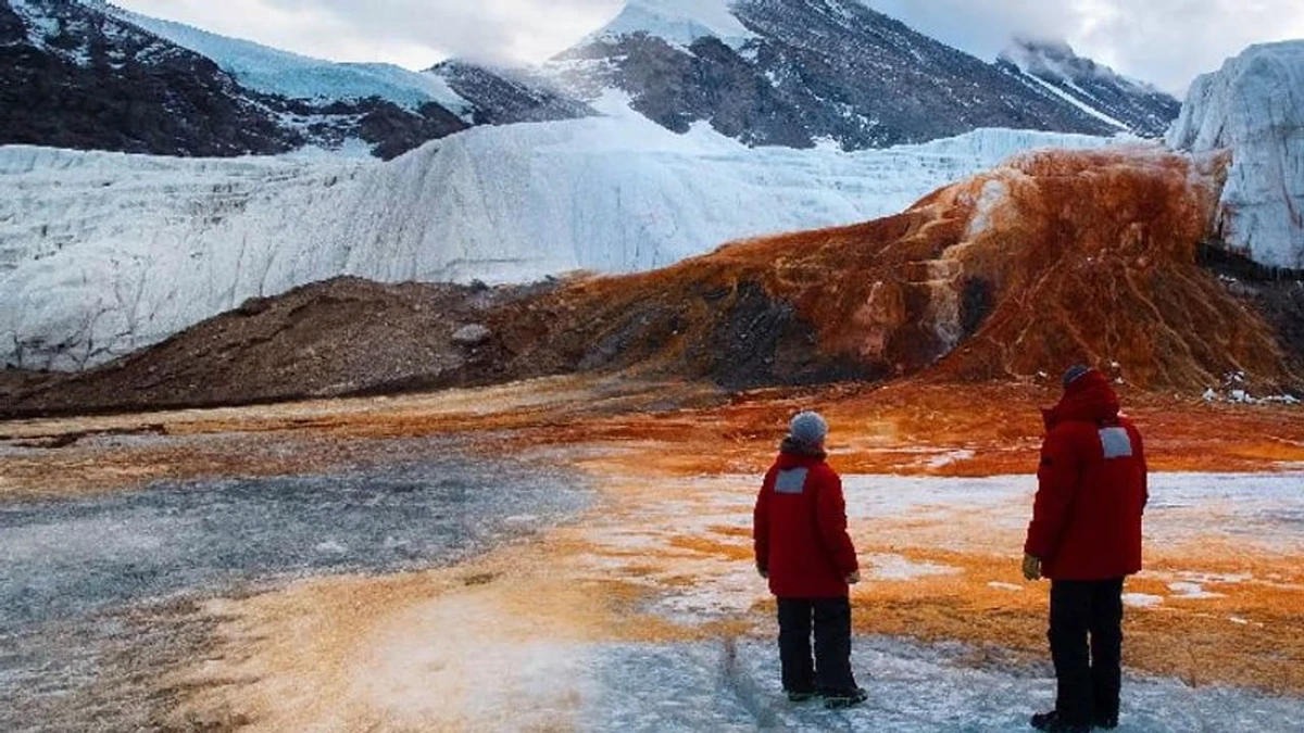 বরফের দেশে লাল জলপ্রপাত-প্রকৃতির রহস্য, বিজ্ঞানেও বিস্ময় !