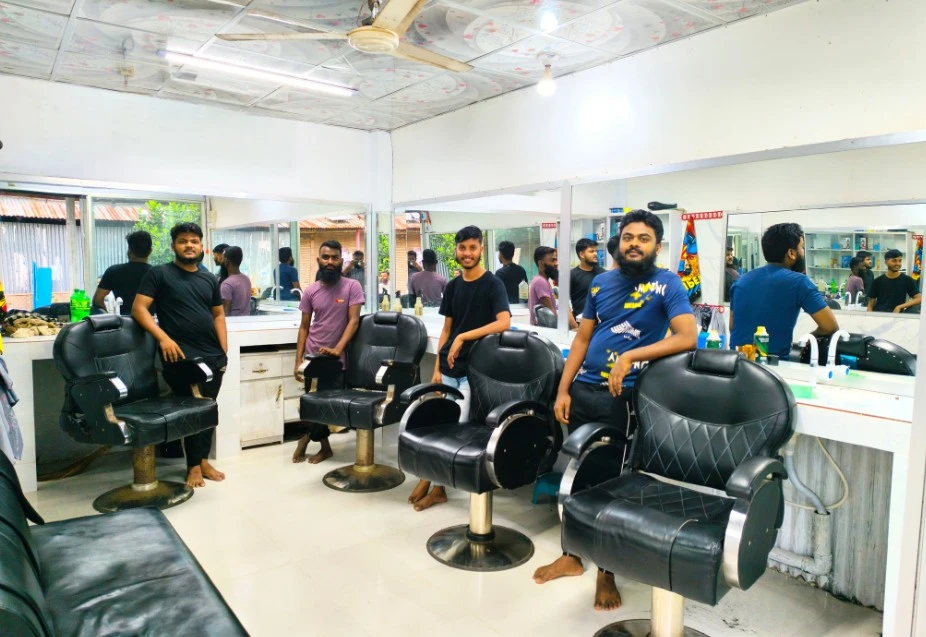 চার নওমুসলিম বন্ধুকে সেলুন করে দিলো আস সুন্নাহ ফাউন্ডেশন