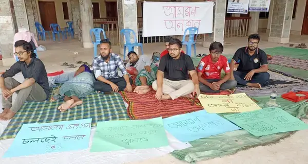 তিন দফা দাবিতে ববি শিক্ষার্থীদের আমরণ অনশন