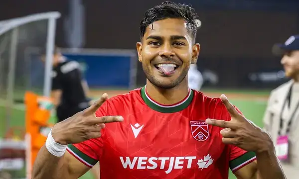 বাংলাদেশ ফুটবল দলে খেলতে চান কানাডিয়ান মিডফিল্ডার সামিত