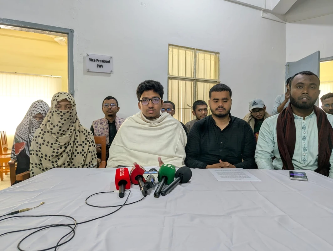 চবি শিক্ষক রোমান শুভর বিরুদ্ধে প্রতিবাদ করায় চাকসুর নারী নেত্রীদের ওপর সংঘবদ্ধ সাইবার বুলিং