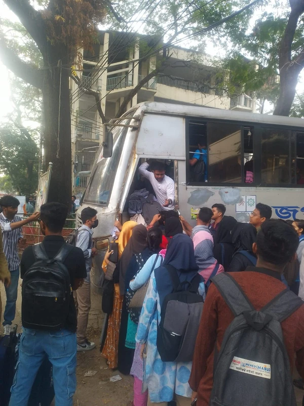 জবির বাসে জায়গা হয়নি অধিকাংশ শিক্ষার্থীর