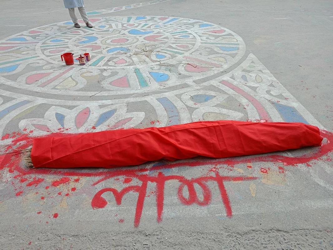 ইবিতে প্রশাসন ভবনের সামনে প্রতীকী লাশ রেখে সাজিদ হত্যার বিচার দাবি