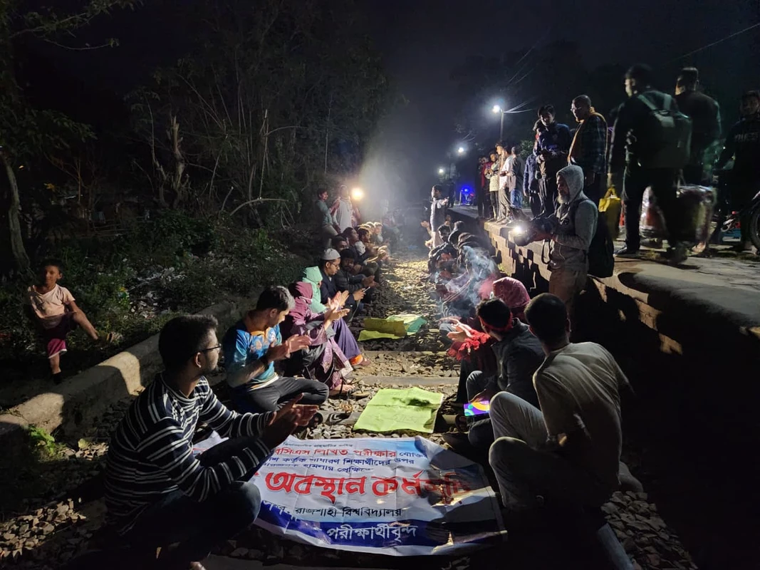 ৭ ঘন্টা পর রেল অবরোধ স্থগিত করলো রাবি শিক্ষার্থীরা