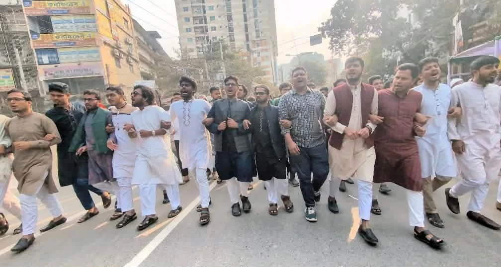 হাদি হত্যার বিচারের দাবিতে জবি শিক্ষার্থীদের বিক্ষোভ মিছিল