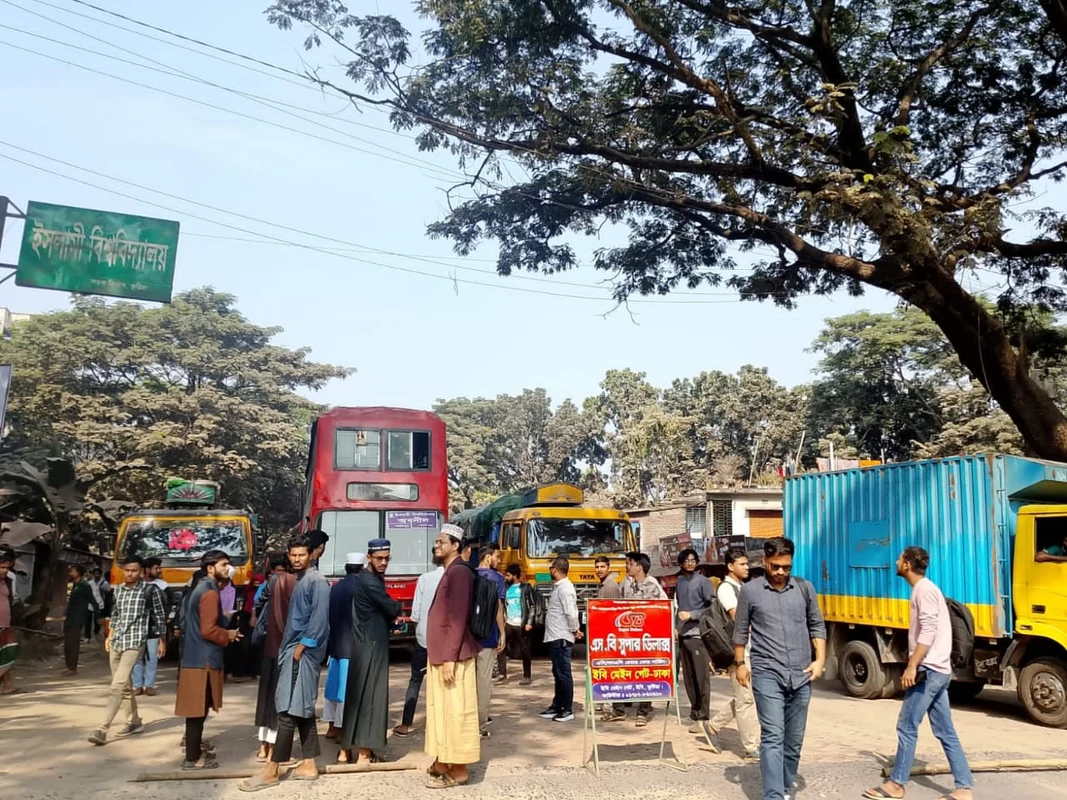 কুষ্টিয়া–ঝিনাইদহ মহাসড়ক সংস্কারে ইবি শিক্ষার্থীদের অবরোধ