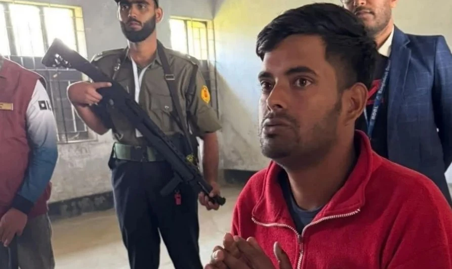 ব্যালট পেপার নিয়ে পালানোর সময় যুবক আটক, তিন বছরের কারাদণ্ড