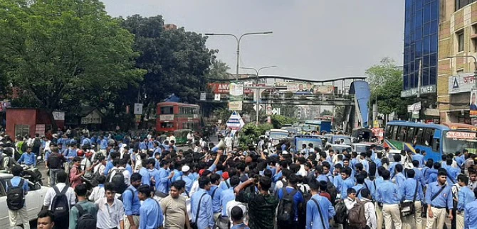পাঁচ দফা দাবিতে ফার্মগেটে শিক্ষার্থীদের সড়ক অবরোধ