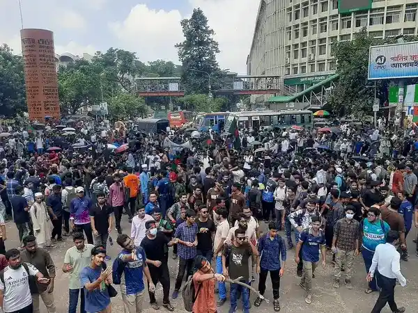 শাহবাগে চলছে যানজট আজও প্রকৌশলের শিক্ষার্থীদের  অবরোধ