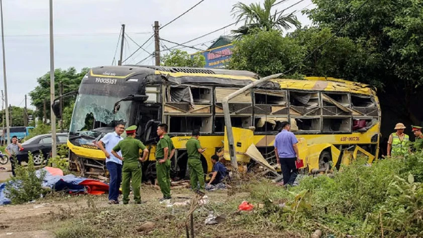 ভিয়েতনামে নিয়ন্ত্রণ হারিয়ে উল্টে গেল যাত্রীবাহী বাস, নিহত ৭