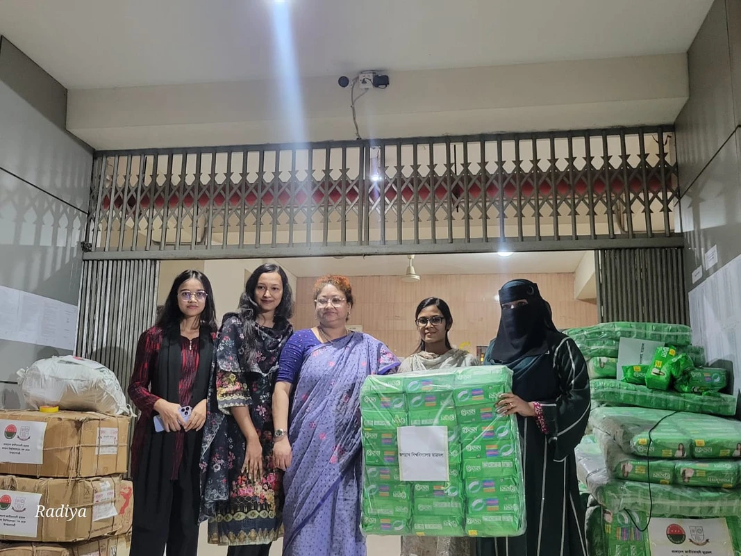 জবি ছাত্রদলের পক্ষ থেকে ছাত্রী হলে উপহার সামগ্রী বিতরণ