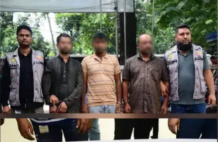 ফকিরাপুলে গুলি বর্ষণের ঘটনায় শীর্ষ সন্ত্রাসী বাপ্পি গ্রেফতার, উদ্ধার তিনটি বিদেশী পিস্তল ও ১৫১ রাউন্ড গুলি