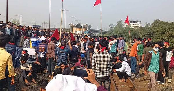 বিশ্ববিদ্যালয়ের নাম একবার পরিবর্তনের পর ফের পাল্টানোর দাবি, রেললাইন অবরোধ