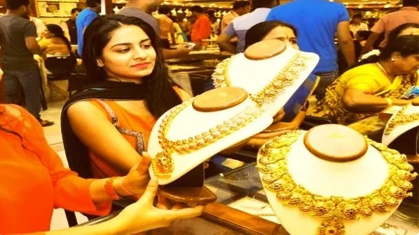 সোনার বাজারে আগুন, ভরিতে বাড়ছে  আড়াই হাজার টাকা