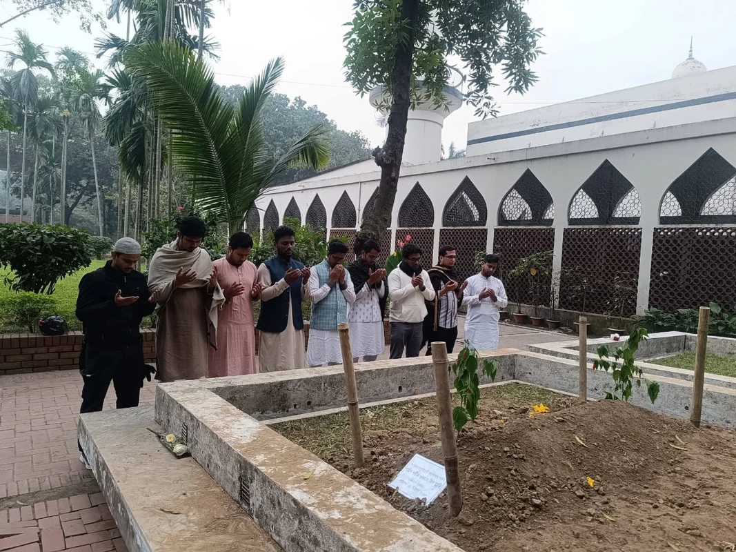 ওসমান হাদীর কবর জিয়ারত জকসুর শিবির সমর্থিত প্যানেলের