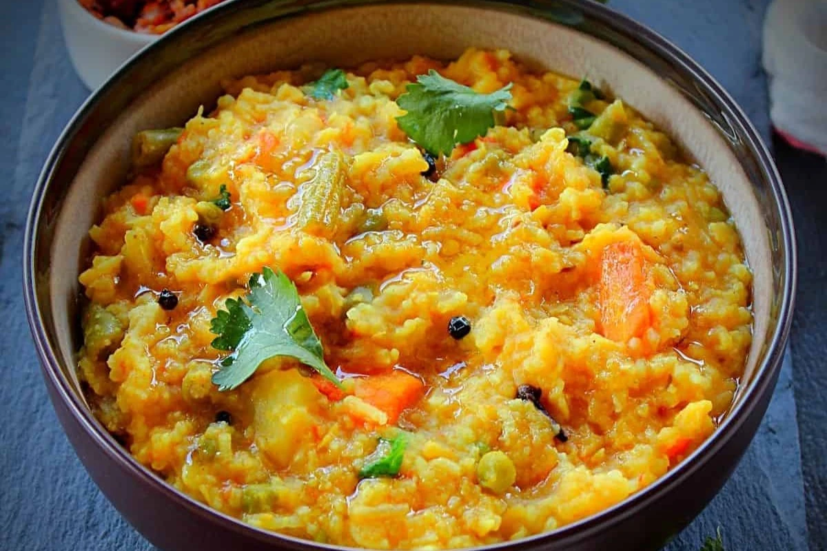 Indian Khichdi: সহজ খাবার, কিন্তু পুষ্টিতে ভরপুর-আয়ুর্বেদের নিরাময়ের চিরন্তন উপাদান!