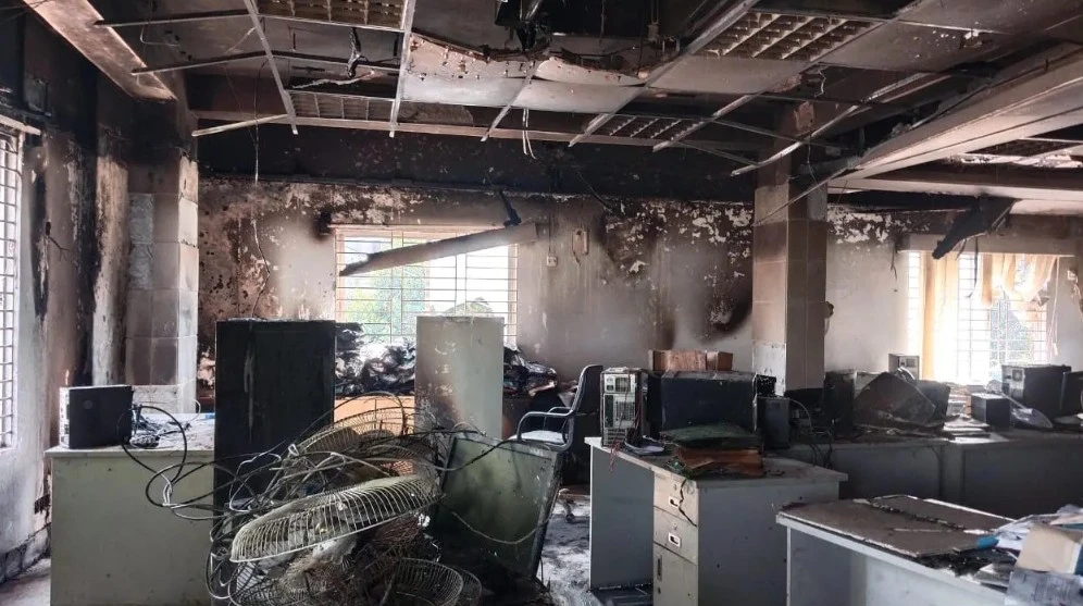 মানিকগঞ্জের সিংগাইর উপজেলায় ইসলামী ব্যাংকে ভয়াবহ আগুন