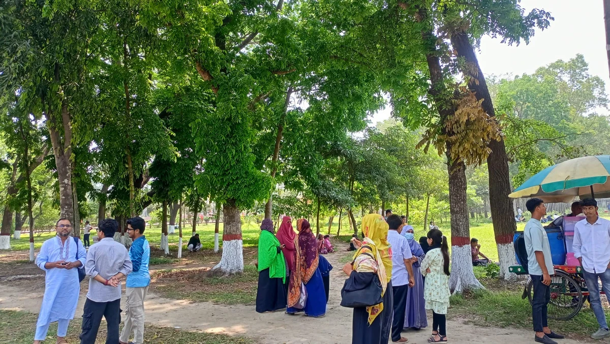 ইবিতে গুচ্ছ ভর্তি পরীক্ষা শুরু, সন্তানের জন্য উৎকণ্ঠায় প্রহর গুনছেন অভিভাবকরা