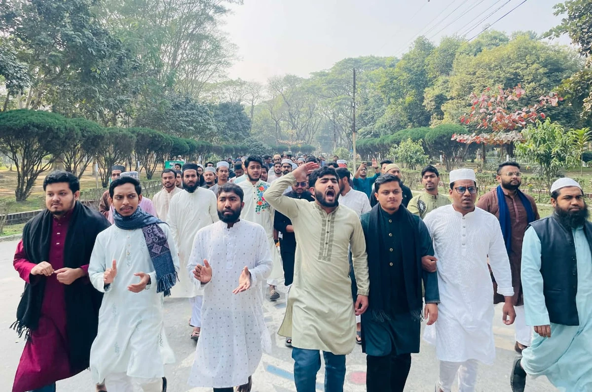 হাদি ও সাজিদ হত্যার বিচারের দাবিতে ইবিতে বিক্ষোভ, প্রশাসন ভবন ঘেরাওয়ের ঘোষণা