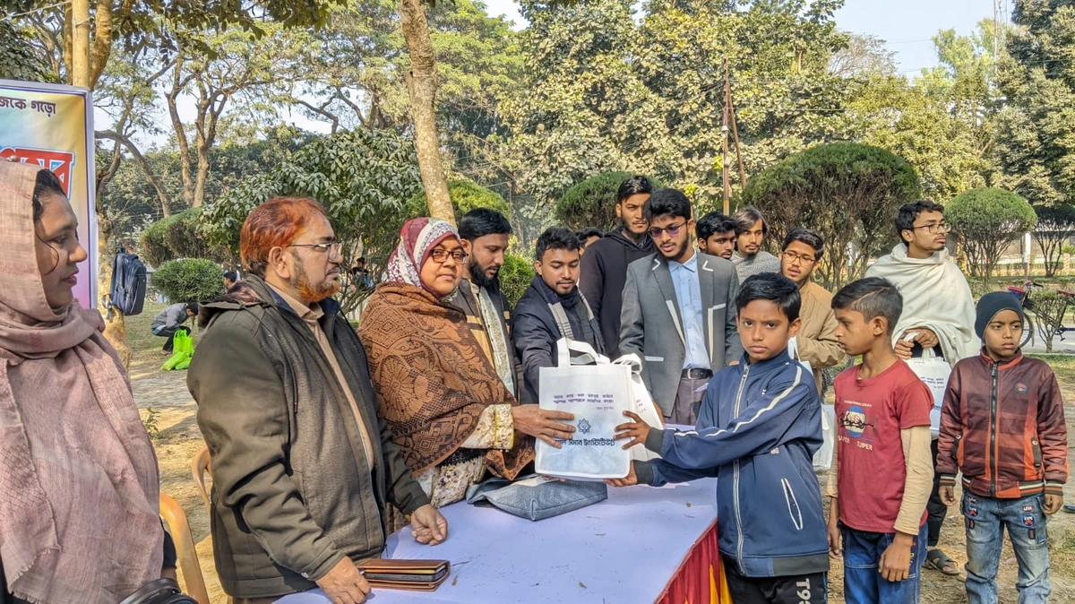 ইবিতে ফুলকুঁড়ি আসর তারারমেলা শাখার শীত উপহার বিতরণ