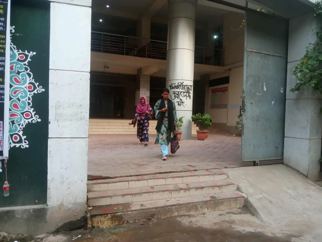 ভূমিকম্পের কারণে জবি ক্যাম্পাস বন্ধ ঘোষণা, হল ছাড়ছেন শিক্ষার্থীরা