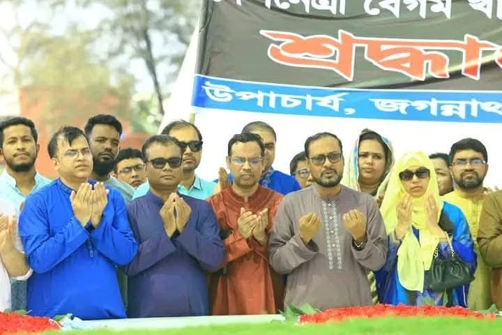 ‎জিয়াউর রহমান ও খালেদা জিয়ার সমাধিতে জবি উপাচার্যের শ্রদ্ধা নিবেদন