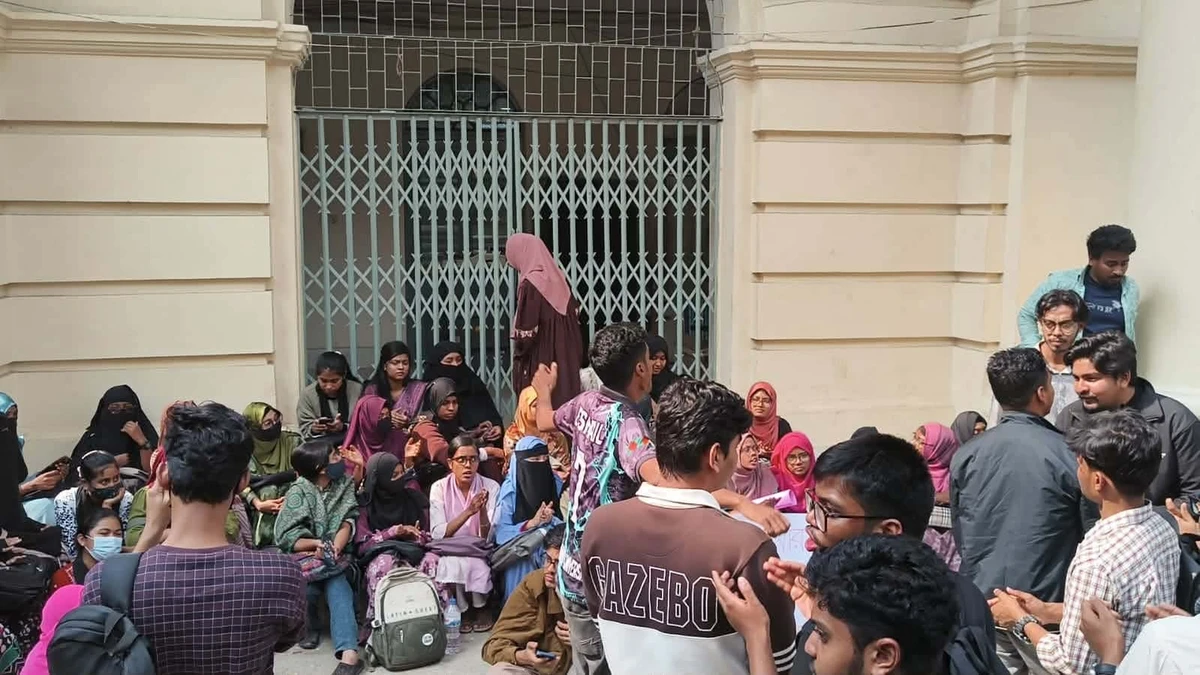 জবির বিশেষ বৃত্তি প্রদানে বৈষম্যের অভিযোগে ২০ ব্যাচের শিক্ষার্থীদের বিক্ষোভ