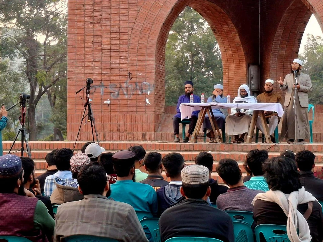 জাবিতে হিম উৎসবে সুরা 'বিকৃতির' প্রতিবাদে তাফসির ও প্রতিবাদ সমাবেশ