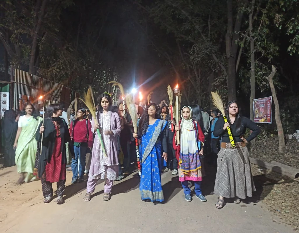 জামায়াতের আমিরের টুইটকে কেন্দ্র করে জাবিতে সমন্বিত ঝাড়ু মিছিল