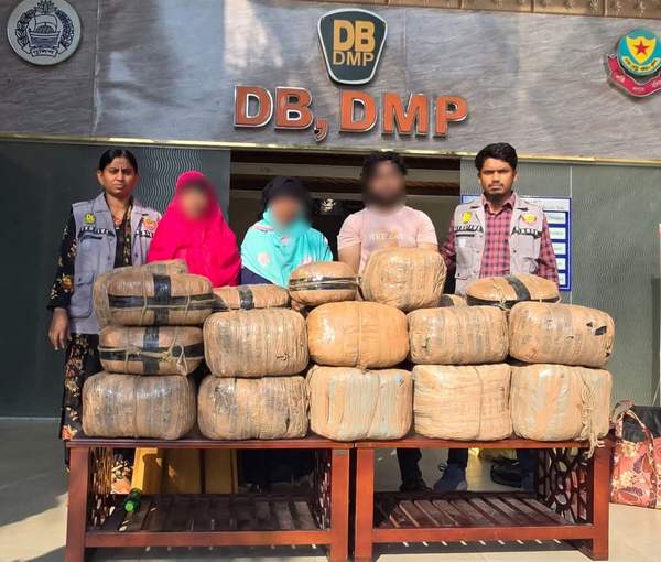 ১০৫ কেজি গাঁজাসহ ২ নারী ও ১যুবক গ্রেফতার