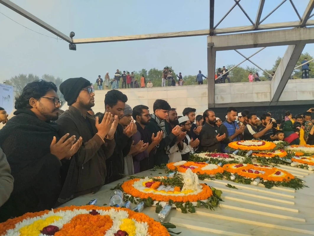 বেগম খালেদা জিয়ার কবর জিয়ারত করলেন জকসুর ছাত্রদল সমর্থিত প্যানেলের বিজয়ীরা