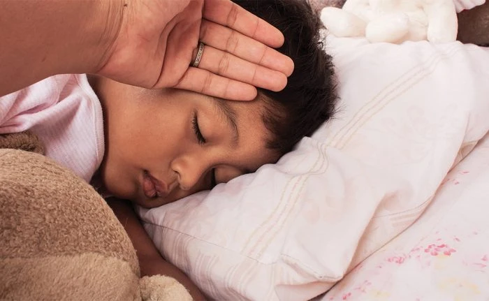 ঘরোয়া উপায়ে শিশুর জ্বর কমাবেন যেভাবে