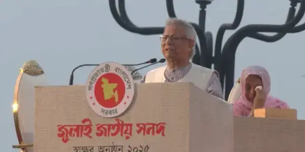 সাংবাদিকদের ভিড়ে নিঃশব্দে কেবল ছেলেকেই খুঁজেছেন শহীদ প্রিয়র মা