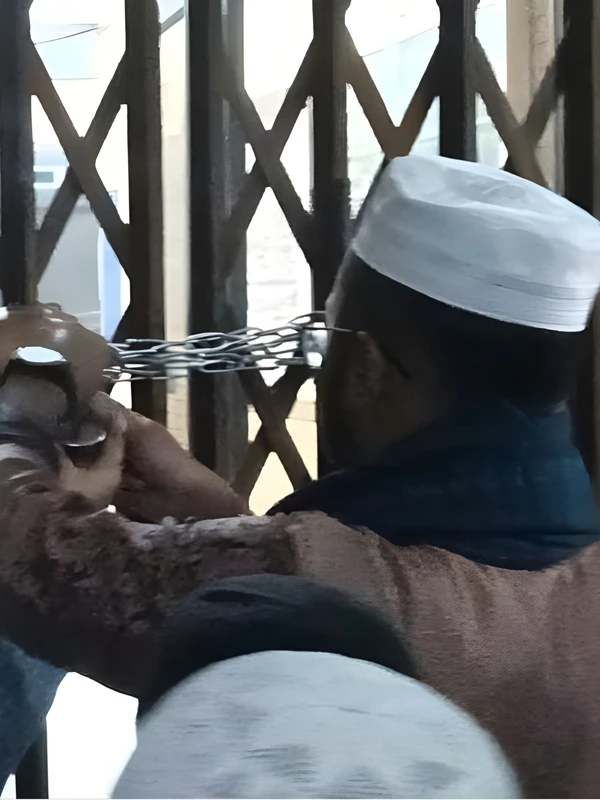 জুলাই হামলায় অভিযুক্ত শিক্ষকদের বিচারের দাবিতে জাবি প্রশাসনিক ভবনে তালা দিলো জাকসু নেতৃবৃন্দ