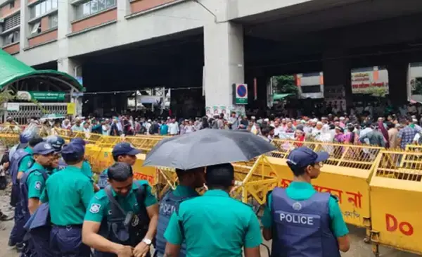 সচিবালয়ের সামনে মুখোমুখি জুলাই যোদ্ধা-পুলিশ