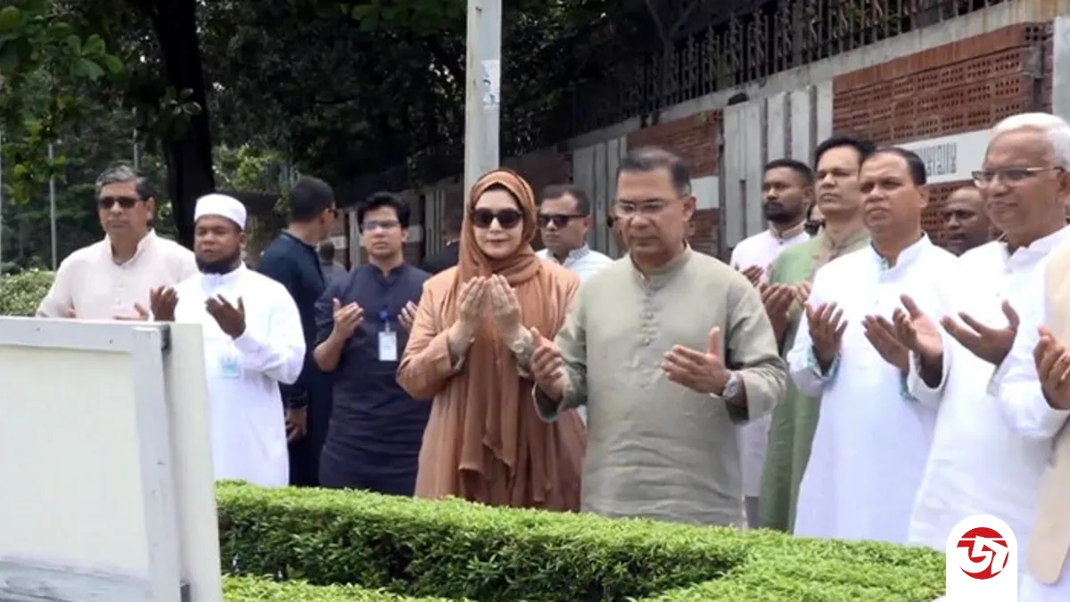 ঈদের নামাজ শেষে বাবা-মায়ের কবর জিয়ারত করলেন প্রধানমন্ত্রী তারেক রহমান