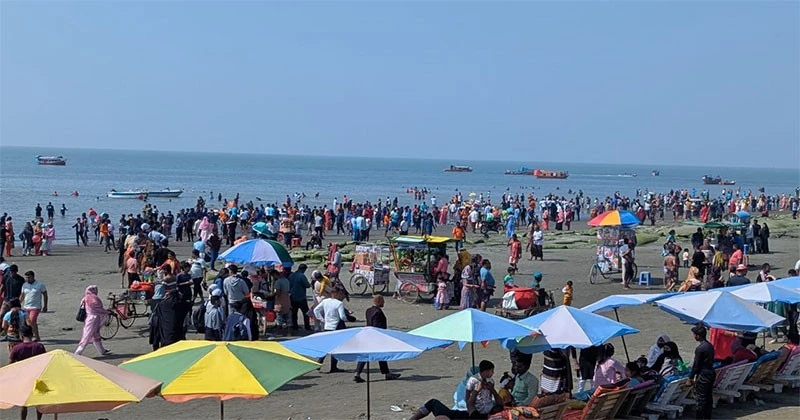 কুয়াকাটা সমুদ্র সৈকতে পর্যটকদের উপচে পড়া ভিড়