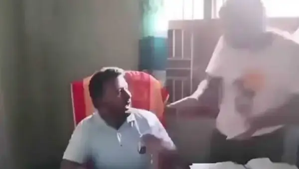 কোচিং সেন্টারে শিক্ষককে মারধর, ভিডিও ভাইরাল