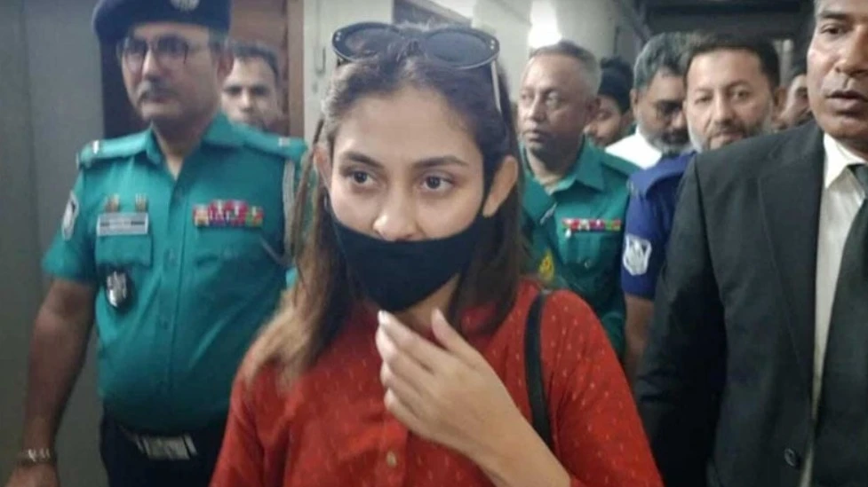 ২৭ লাখ টাকা অর্থ আত্মসাৎ মামলায় আদালতে আত্মসমর্পণ করলেন মেহজাবীন