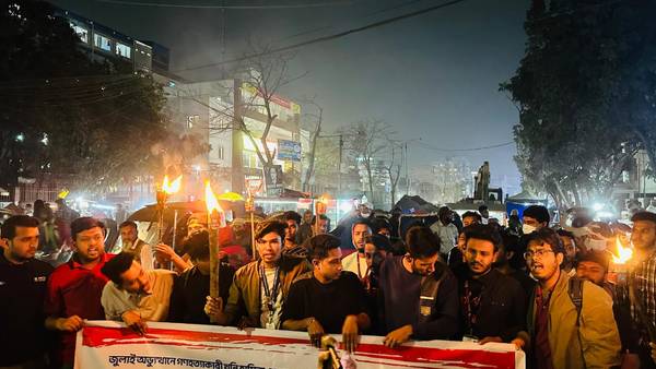 গাজীপুরে শিক্ষার্থীদের ওপর হামলার প্রতিবাদে ভাটারাতে বিক্ষোভ ও মশাল মিছিল