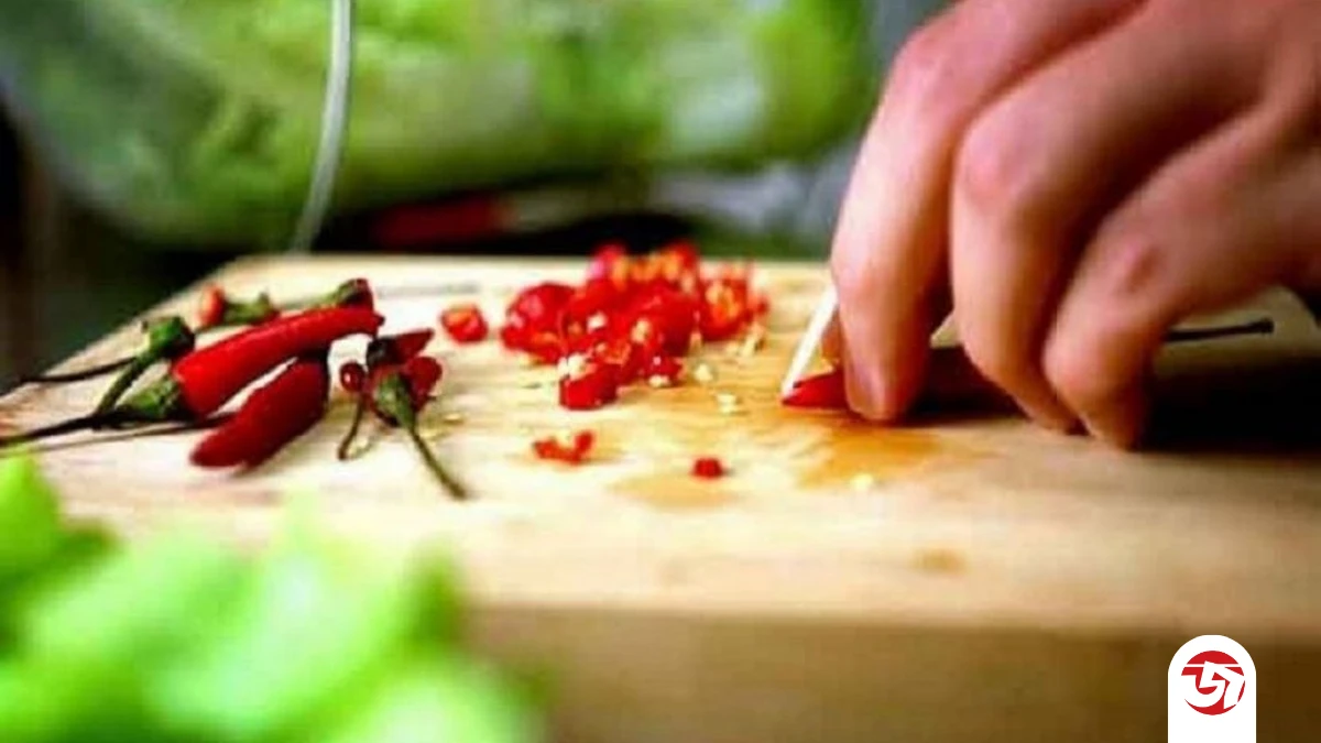 মরিচ কাটার পর হাত জ্বালাপোড়া করছে? জানুন ১ মিনিটেই মুক্তি পাওয়ার টিপস