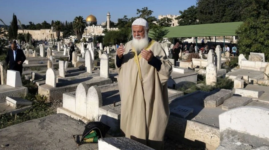 মৃত ব্যক্তির জন্য দোয়া উচ্চারণ ও অর্থসহ