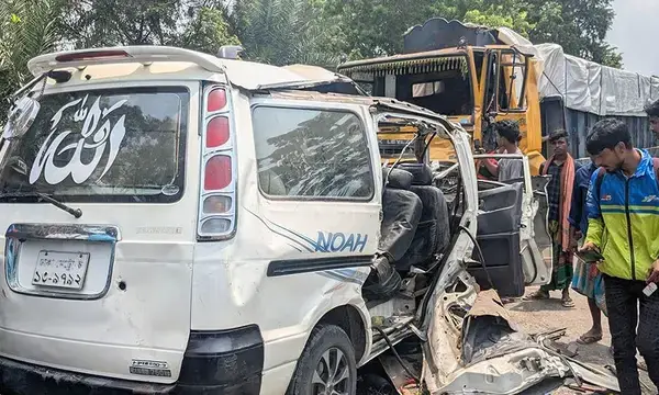 নাটোরে মাইক্রোবাস-ট্রাক সংঘর্ষে নারীসহ নিহত ৬